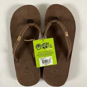 Ocean Minded by Crocs flip flops in Sz 7